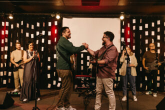 O cantor Carlinhos Falsetti lançou o single “Hasta que Él Venga”, versão em espanhol de “Até Que Ele Venha”, com Alexandre Magnani. Foto: Divulgação.