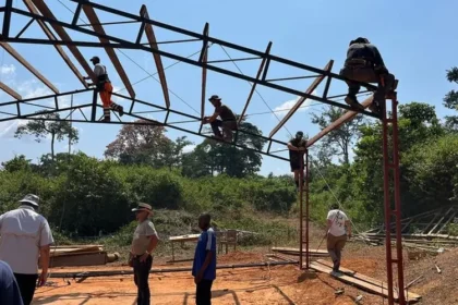 Após aceitar Jesus, uma mulher orou por sua aldeia na África, e hoje a comunidade tem uma igreja e acesso à água potável. Foto: Reprodução/AG News.