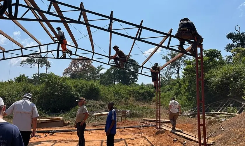 Após oração, primeira igreja começa ser construída em aldeia na África