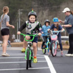 As crianças andam de bicicleta para arrecadar dinheiro para missões na Igreja Batista Woolsey em Fayetteville, Geórgia, sábado, 8 de fevereiro de 2025. (Foto / Igreja Batista Woolsey)