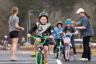 As crianças andam de bicicleta para arrecadar dinheiro para missões na Igreja Batista Woolsey em Fayetteville, Geórgia, sábado, 8 de fevereiro de 2025. (Foto / Igreja Batista Woolsey)