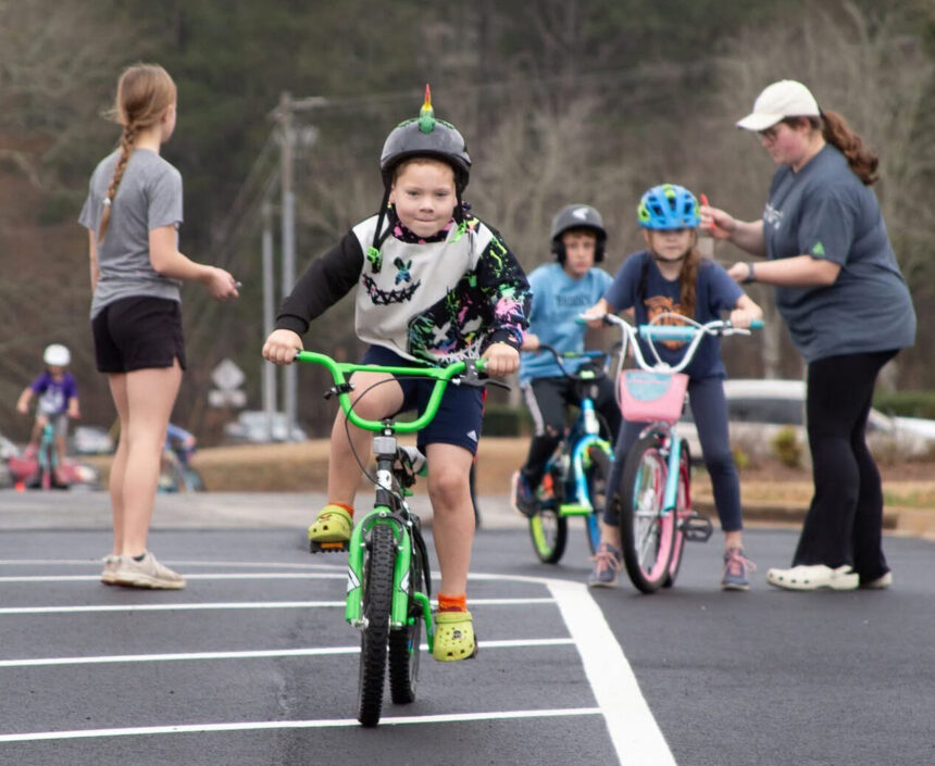 As crianças andam de bicicleta para arrecadar dinheiro para missões na Igreja Batista Woolsey em Fayetteville, Geórgia, sábado, 8 de fevereiro de 2025. (Foto / Igreja Batista Woolsey)
