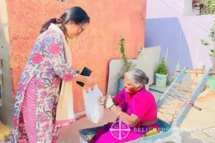 No Dia Mundial da Hanseníase, um grupo de mulheres da Believers Eastern Church levou esperança a uma colônia de leprosos no Sul da Ásia. Foto: Believers Eastern Church