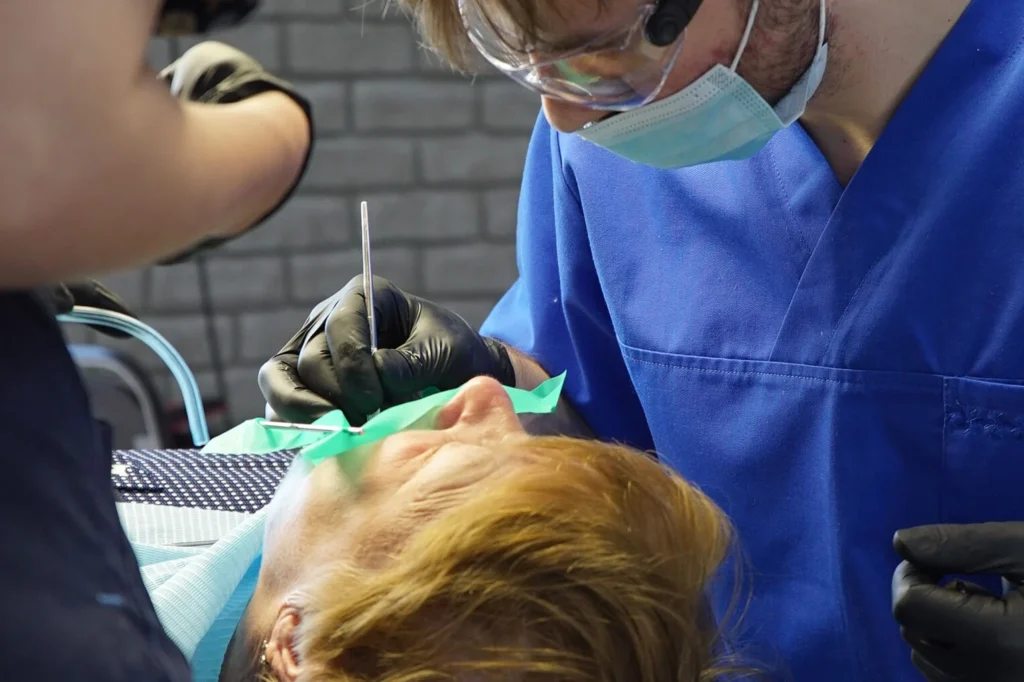 Dentistas missionários levam esperança a ucranianos afetados pela guerra