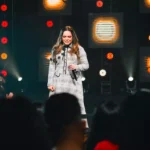 Sarah Farias lançou regravação de seu novo projeto ao vivo, a canção "Majestoso", composta por Rodrigo Claro e lançada originalmente em 2008. Foto: Divulgação.