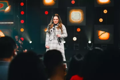 Sarah Farias lançou regravação de seu novo projeto ao vivo, a canção "Majestoso", composta por Rodrigo Claro e lançada originalmente em 2008. Foto: Divulgação.