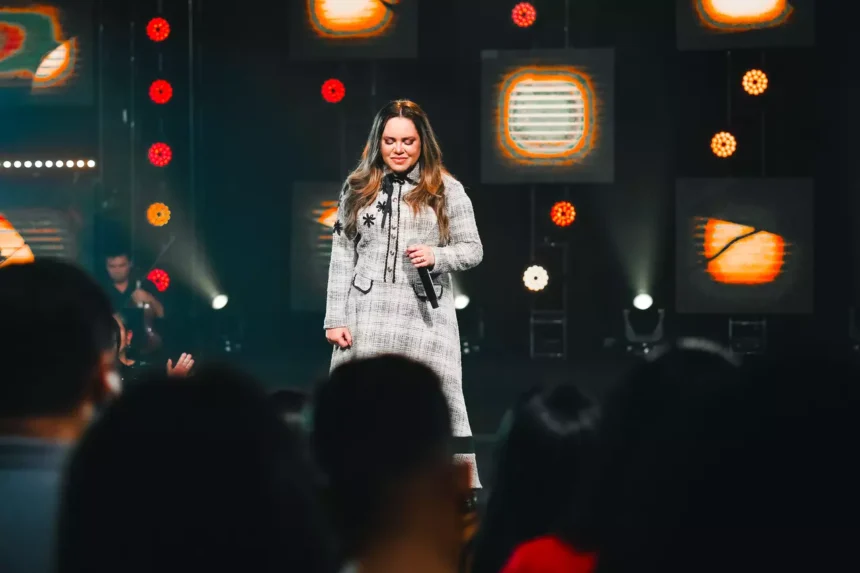 Sarah Farias lançou regravação de seu novo projeto ao vivo, a canção "Majestoso", composta por Rodrigo Claro e lançada originalmente em 2008. Foto: Divulgação.