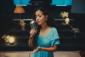 Após estrear na Onimusic com o single autoral “Lança as Redes”, a cantora Gaby Cardozo lança “O Céu é o Seu Lugar (Ao Vivo)”. Foto: Divulgação.