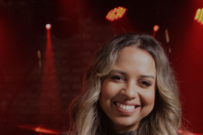 Mari Rocha apresenta os singles "Vitorioso És" e "Vaso Novo", canções que trazem mensagens de vitória, fé e restauração. Foto: Divulgação.