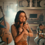Rachel Novaes, uma das cantoras de maior prestígio da música cristã, lançou recentemente o álbum completo “Ao Vivo nos EUA”. Foto: Divulgação.