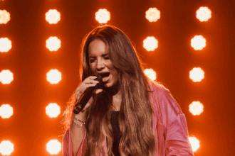 Em sua nova música, “Não Pare de Adorar”, apresentada recentemente, Sarah Beatriz canta sobre o poder da adoração. Foto: Divulgação.