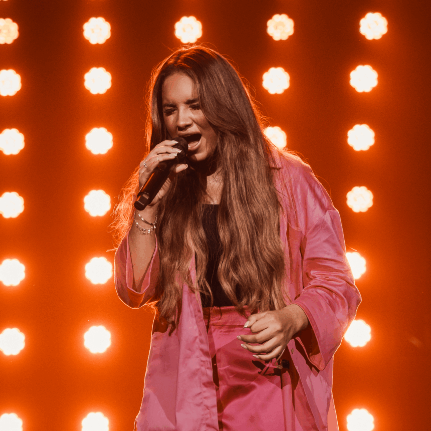 Em sua nova música, “Não Pare de Adorar”, apresentada recentemente, Sarah Beatriz canta sobre o poder da adoração. Foto: Divulgação.
