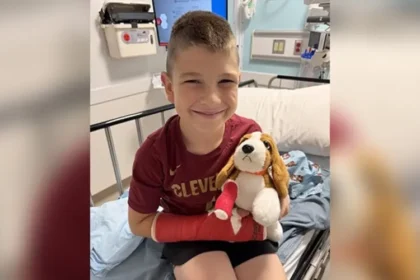 Mãe cria ministério após filho receber cura de leucemia e leva esperança a milhares com pelúcias e a Palavra de Deus. Foto: Reprodução/AG News.