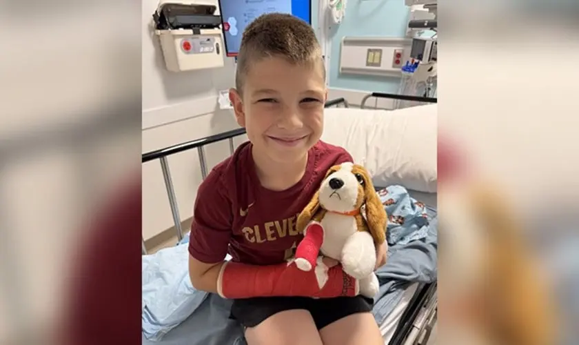 Mãe cria ministério após filho receber cura de leucemia e leva esperança a milhares com pelúcias e a Palavra de Deus. Foto: Reprodução/AG News.
