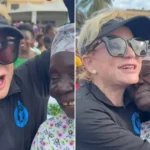 Uma idosa moçambicana, chamada Albertina, recebeu a cura da lepra após Deus dizer para missionária beijar suas mãos. Foto: Reprodução/YouTube/Sean Feucht