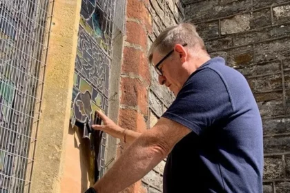 Ataques a igrejas no Reino Unido somam mais de 9 mil casos em três anos, com furtos, vandalismo e violência preocupando autoridades. Foto: Diocese de Exeter