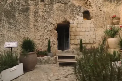 Milagres no Jardim do Túmulo em Jerusalém emocionam visitantes. Ex-muçulmano e turistas relatam curas, visões e experiências sobrenaturais. Foto: Reprodução/YouTube/Voe com a Tali