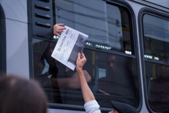 Igreja distribui mais de 5 mil jornais com a manchete: “Túmulo é encontrado vazio”, anunciando a ressurreição de Jesus. Foto: Divulgação/Comunidade Alcance