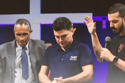 Pastor iraniano refugiado, lidera a primeira igreja de língua persa no Brasil, alcançando a diáspora com fé e missões. Foto: Instagram/JMM.
