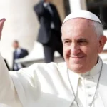 Papa Francisco morre aos 88 anos no Vaticano, deixando legado de inclusão, justiça social e reformas na Igreja Católica. Foto: Wikimedia Commons/Long Thiên
