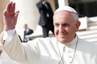 Papa Francisco morre aos 88 anos no Vaticano, deixando legado de inclusão, justiça social e reformas na Igreja Católica. Foto: Wikimedia Commons/Long Thiên