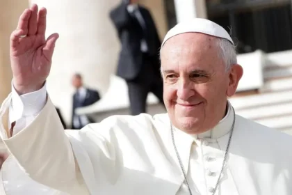 Papa Francisco morre aos 88 anos no Vaticano, deixando legado de inclusão, justiça social e reformas na Igreja Católica. Foto: Wikimedia Commons/Long Thiên