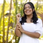 Larissa Santos lança o EP "Meu Deus Não Falha" com 5 faixas inéditas e mensagens de fé, destacando a fidelidade de Deus mesmo nas provações. Foto: Divulgação.