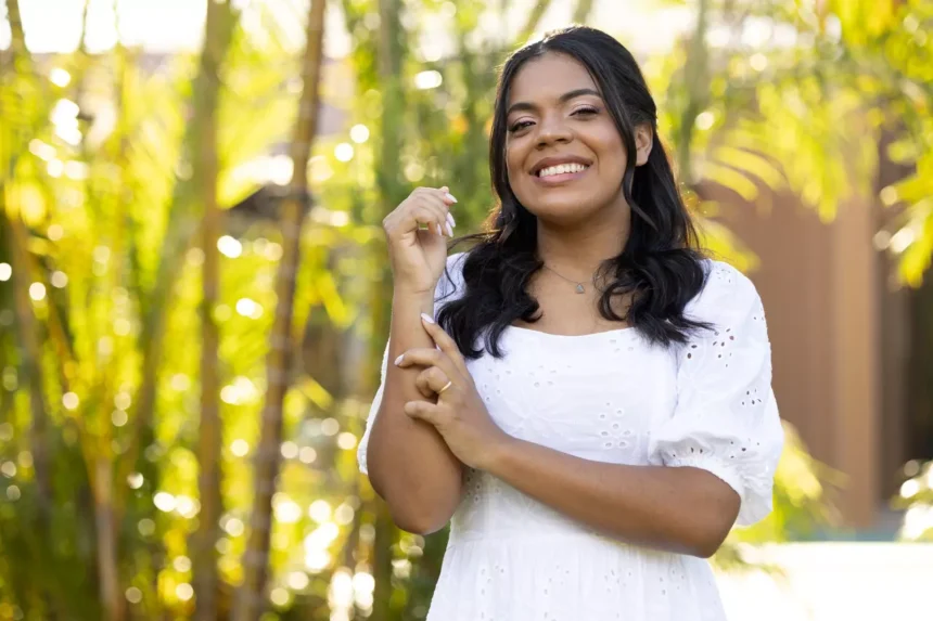 Larissa Santos lança o EP "Meu Deus Não Falha" com 5 faixas inéditas e mensagens de fé, destacando a fidelidade de Deus mesmo nas provações. Foto: Divulgação.