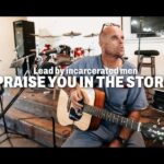 Homem preso por 26 anos usa a música para evangelismo na prisão, transformando vidas e levando esperança aos outros detentos. Foto: Reprodução/YouTube/God Behind Bars.