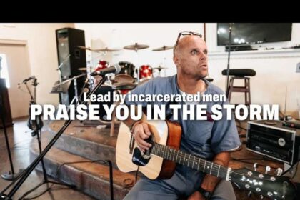 Homem preso por 26 anos usa a música para evangelismo na prisão, transformando vidas e levando esperança aos outros detentos. Foto: Reprodução/YouTube/God Behind Bars.