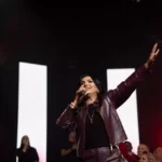 Eyshila lança o álbum ao vivo 'Eu Não Me Rendo À Minha Dor', com oito canções marcadas por fé, superação e parcerias especiais. Foto: Divulgação.