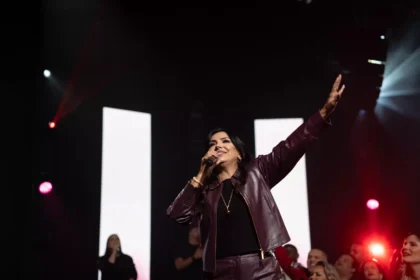 Eyshila lança o álbum ao vivo 'Eu Não Me Rendo À Minha Dor', com oito canções marcadas por fé, superação e parcerias especiais. Foto: Divulgação.