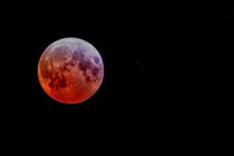 Eclipse lunar em 33 d.C. pode confirmar dia da crucificação de Jesus, segundo dados da NASA e estudos históricos. Foto: Representativa/Pexels.