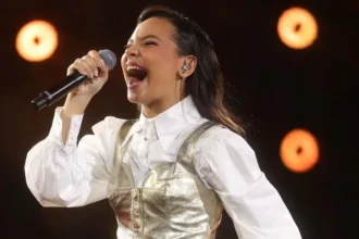 Dando continuidade ao projeto “Cura”, a cantora Maria Marçal lançou a emocionante versão ao vivo do single “Ele Não Desiste”. Foto: Divulgação.