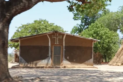 Perseguição em Moçambique aumenta os ataques de extremistas islâmicos que destroem igrejas, matam cristãos e forçam comunidades a fugirem. Foto: Portas Abertas.