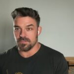 O ator Jesse Hutch, conhecido por seus papéis em filmes cristãos, relembrou uma experiência marcante em sua vida: um acidente de barco. Foto: Reprodução/YouTube/CBN News