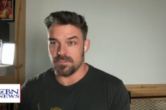 O ator Jesse Hutch, conhecido por seus papéis em filmes cristãos, relembrou uma experiência marcante em sua vida: um acidente de barco. Foto: Reprodução/YouTube/CBN News