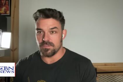 O ator Jesse Hutch, conhecido por seus papéis em filmes cristãos, relembrou uma experiência marcante em sua vida: um acidente de barco. Foto: Reprodução/YouTube/CBN News