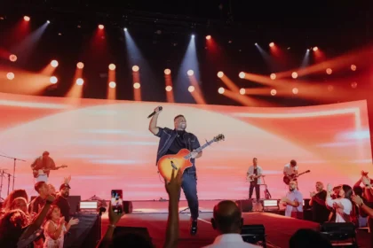 Samuel Messias lança o álbum ao vivo "Ainda Tem Promessa", com canções impactantes e mensagem profética de fé, renovo e fidelidade de Deus. Foto: Divulgação.