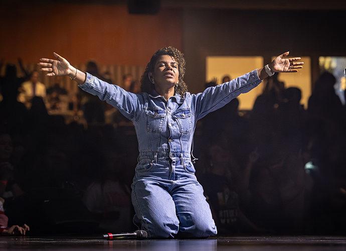 Nívea Soares apresenta nova versão ao vivo do sucesso “Rio”