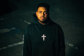 Silas Magalhães lança releitura de 'Arde Outra Vez' em trap e drill, revisitando sua história com uma forte experiência de entrega a Deus. Foto: Divulgação.