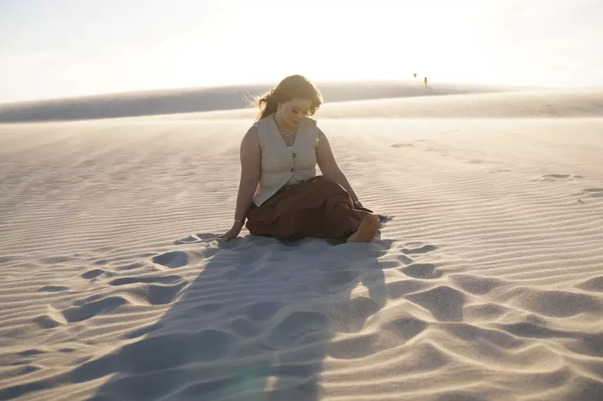 Bekah Costa lançou o single “No Caminho do Deserto”, faixa que integra seu novo EP e já está disponível em todas as plataformas digitais. Foto: Divulgação.