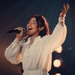 Julia Vitória lança medley “João Viu / Além do Rio Azul” em seu aniversário de 23 anos, com gravação ao vivo no teatro Ópera de Arame. Foto: Divulgação.
