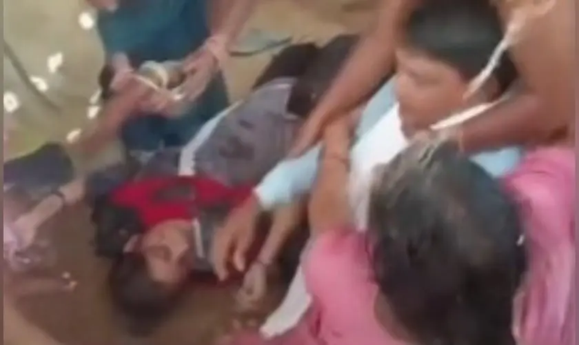 No último domingo (1º), cristãos foram brutalmente agredidos durante um culto na vila de Chakarbhatha, na Índia. Segundo informações da missão brasileira One Passion Mission, criminosos invadiram a igreja enquanto os fiéis adoravam a Jesus e começaram a atacá-los violentamente. A cena registrada em vídeo mostra cristãos desmaiados no chão, sendo socorridos por outros irmãos da fé. O clima era de caos e desespero, enquanto policiais apenas observavam o ocorrido sem intervir. O pastor local enviou as imagens pedindo intercessão urgente. Clamor por oração Eles não pedem fuga, mas apoio espiritual A One Passion Mission compartilhou o vídeo nas redes sociais e fez um apelo à Igreja em todo o mundo: “Eles não pedem conforto. Não pedem fuga. Pedem oração. Eles precisam das nossas orações. Precisam do nosso apoio. Não podemos fechar os olhos. Ore pela Igreja Perseguida na Índia”. A perseguição religiosa no país tem se intensificado nos últimos anos. Em abril, cristãos foram atacados em Gujarat por hindus radicais durante uma celebração de Páscoa. Os agressores usaram paus e facas, alegando que os cristãos não tinham direito de cultuar. Índice de perseguição cresce Índia ocupa 11º lugar entre os países mais perigosos para cristãos De acordo com a Lista Mundial da Perseguição 2025, divulgada pela Missão Portas Abertas, a Índia ocupa o 11º lugar entre os países onde é mais difícil ser cristão. “A perseguição contra os cristãos na Índia está crescendo de forma alarmante. Nossos irmãos estão sendo atacados apenas por se reunirem para adorar”, declarou a missão. A One Passion Mission atua há 10 anos levando o Evangelho aos países mais fechados ao cristianismo. Já são 38 igrejas plantadas, 8 escolas e 2 orfanatos em 13 nações onde os cristãos vivem sob constante ameaça. Ore pela Igreja na Índia. Que a fé dos nossos irmãos permaneça firme diante da perseguição. Foto: Reprodução/Instagram/One Passion Mission