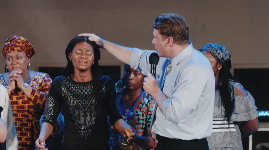 Jovem é curada de tumores nos seios durante cruzada evangelística da CfaN na Nigéria e testemunha milagre após oração de fé. Foto: Reprodução/YouTube/CfaN Europe