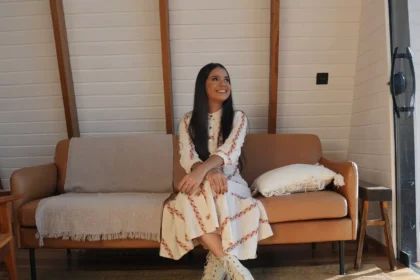 A cantora Aline Souza lançou o single “Deja”, uma versão em espanhol da canção “Deixa”, sucesso originalmente interpretado em português. Foto: Divulgação.