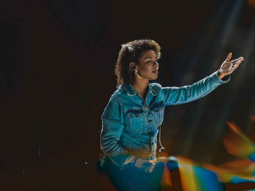 Após apresentar a nova versão do sucesso “Rio”, a cantora Nívea Soares relança mais um sucesso de sua carreira em nova roupagem. Foto: Divulgação.