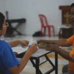 Jovem ex-bruxa da Malásia abandona práticas ocultas após ver a transformação da mãe e decide seguir a Jesus, impactando toda a família. Foto: Divulgação.