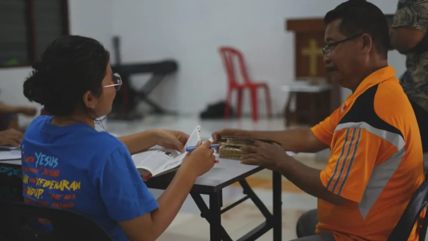 Jovem ex-bruxa da Malásia abandona práticas ocultas após ver a transformação da mãe e decide seguir a Jesus, impactando toda a família. Foto: Divulgação.