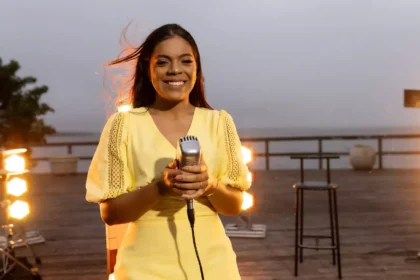 Larissa Santos lançou recentemente o single inédito “Quando Dobro Meus Joelhos”, uma canção que transmite paz e esperança por meio da oração. Foto: Divulgação.